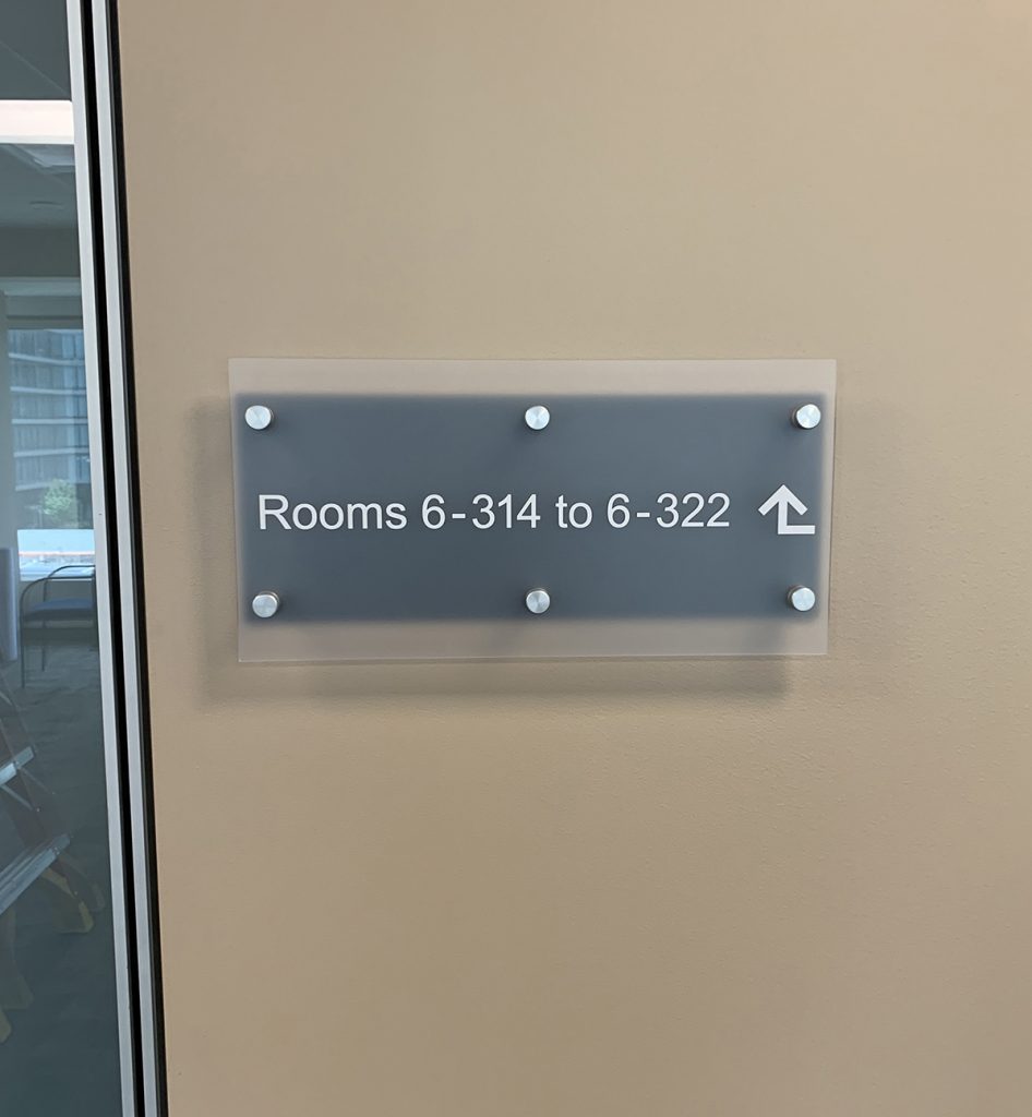 700 Series Custom Directional Sign to Match Room Signs for Social Security Office in Chicago.